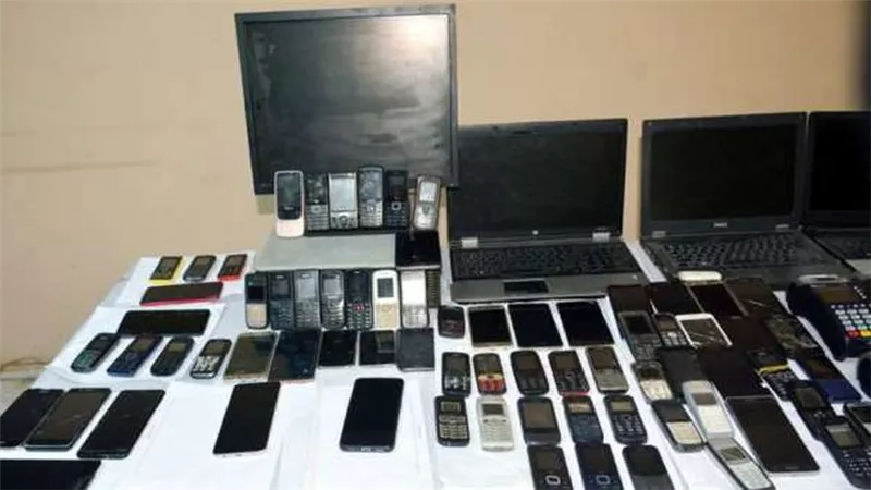 « مبروك كسبت معانا».. تفاصيل القبض على «عصابة جوائز شركات المحمول» في المنيا