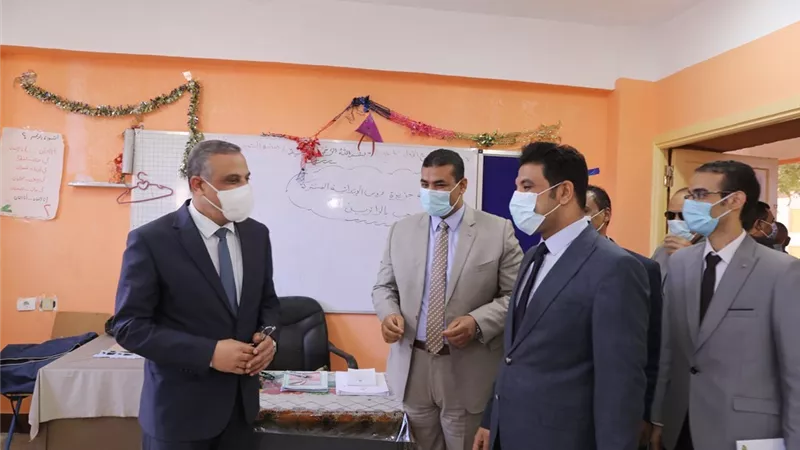 محافظ سوهاج يتفقد عددا من اللجان الفرعية للاطمئنان على سير العملية الانتخابية