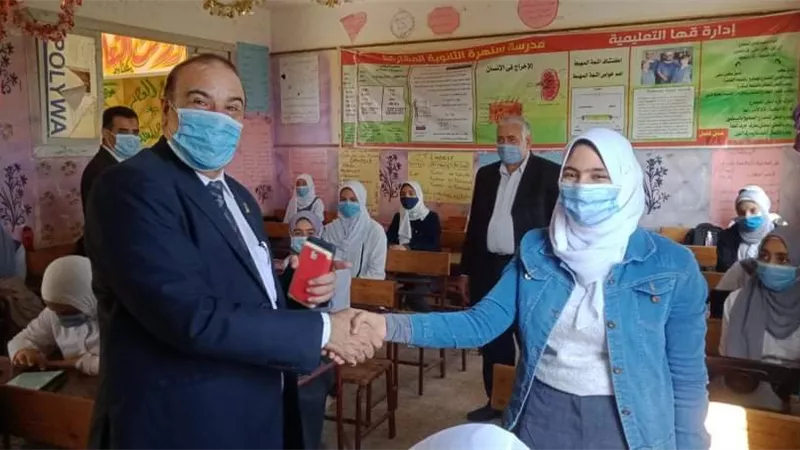 وكيل تعليم القليوبية يشارك طلاب سنهرة بقها تحية العلم