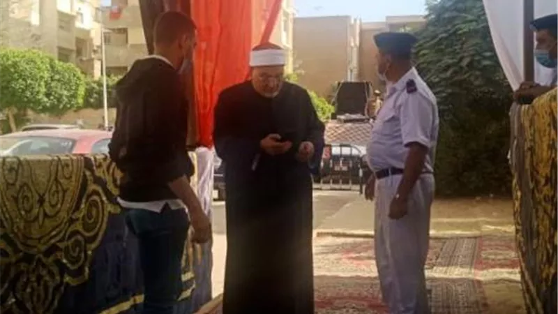 بالصور.. الشيخ خالد الجندى يدلى بصوته في الانتخابات البرلمانية بالشيخ زايد