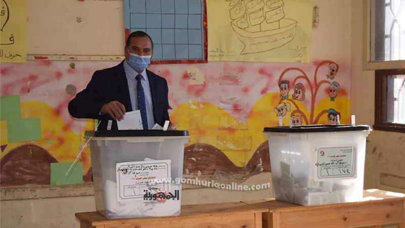 رئيس جامعة سوهاج يدلي بصوته الانتخابي بانتخابات مجلس النواب..صور