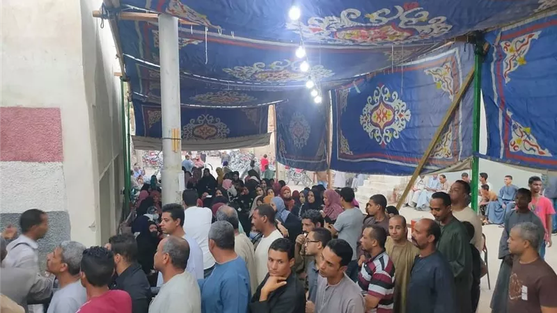 ذوي القدرات والكبار تصدروا المشهد وزحام في لجان معاقل المرشحين بالاقصر