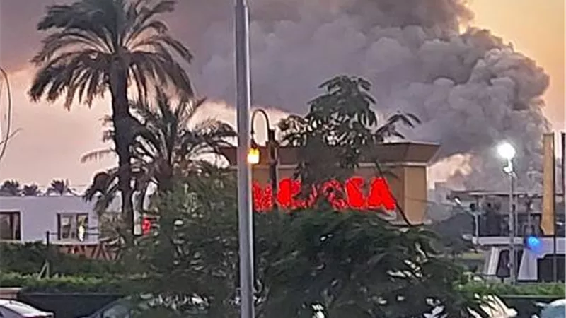 بالصور.. نشوب حريق أمام مستشفى السلام بالمعادي