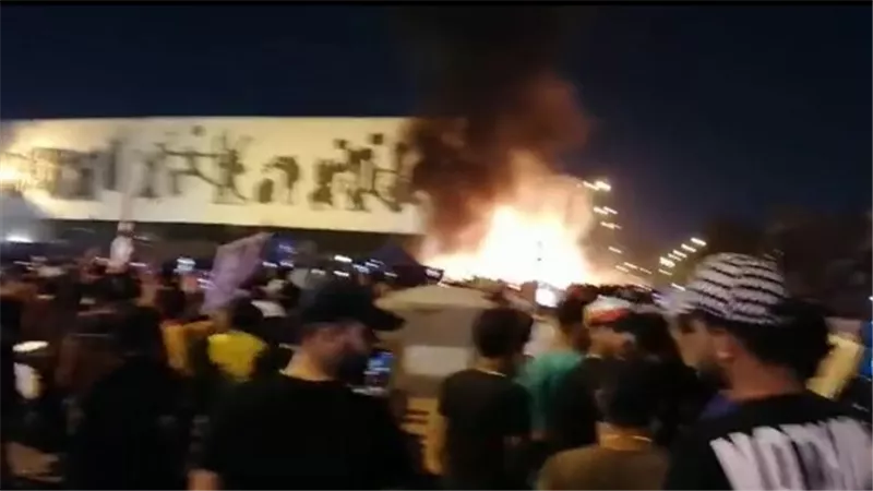 احتراق خيم معتصمين في ساحة التحرير وسط بغداد