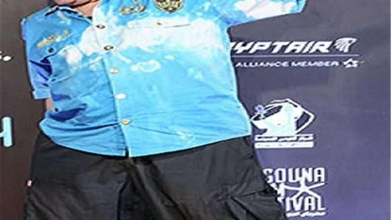 محيي إسماعيل ينجو من السقوط على وجهه بالريد كاربت فى ثالث أيام مهرجان الجونة
