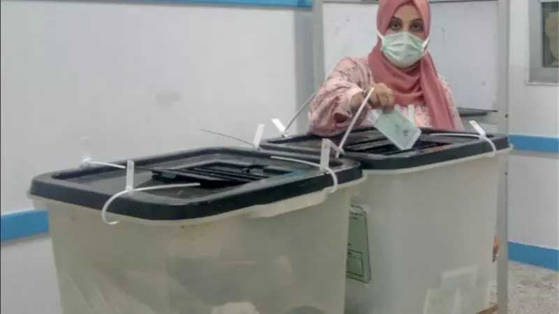 مقررة المجلس القومي للمرأة بالبحر الأحمر تدلى بصوتها فى انتخابات النواب