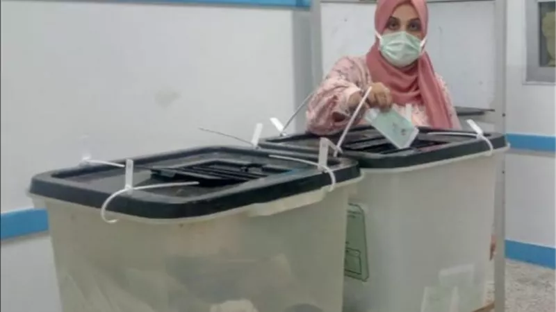 مقررة المجلس القومى للمرأة بالبحر الأحمر تدلى بصوتها فى انتخابات النواب