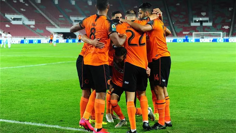 نهضة بركان ينهى الشوط الأول من نهائى الكونفيدرالية متقدماً بهدف امام بيراميدز