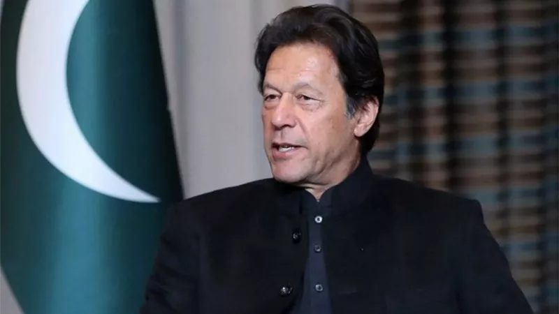 عمران خان يطالب رئيس 