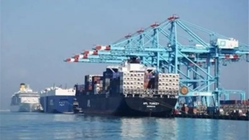 نشاط فى حركة تداول البضائع والحاويات والسفن بميناء الاسكندرية