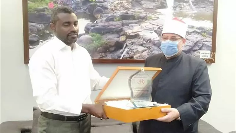 وزير الأوقاف السودانى يهدى مختار جمعة درعًا خاصًا لجهوده العلمية
