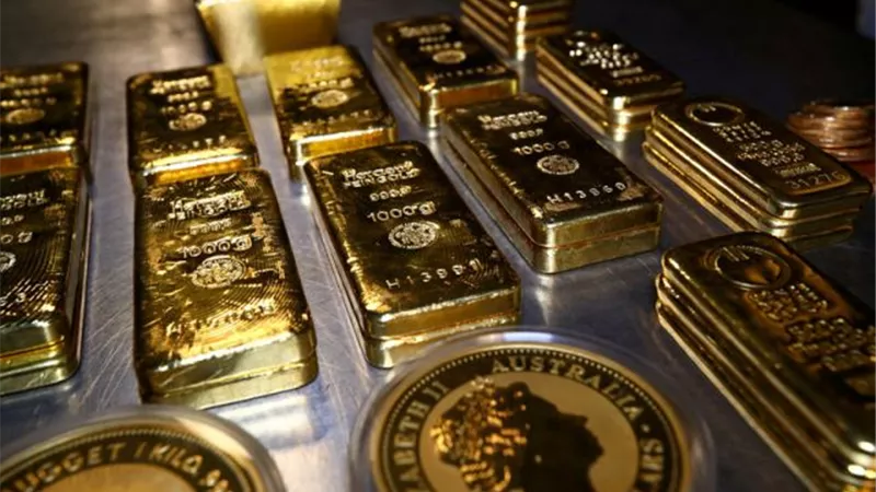 الذهب ينخفض بفعل قوة الدولار والشكوك حيال التحفيز الأمريكى