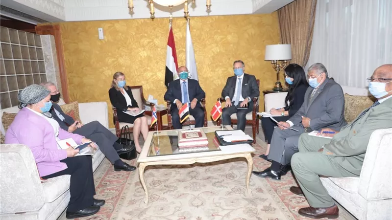 وزير النقل يعقد اجتماعاً موسعاً مع سفيري الدنمارك والنرويج بالقاهرة