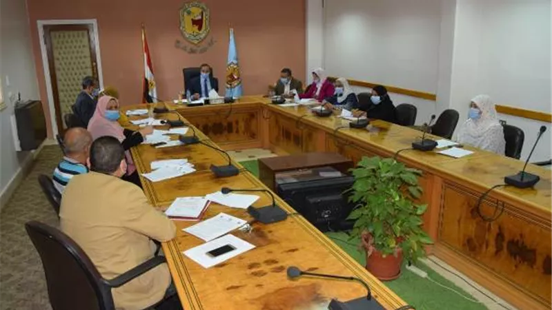 مركز التدريب التمريضي بجامعة سوهاج يناقش تقديم دورات تخصصية في اللغة