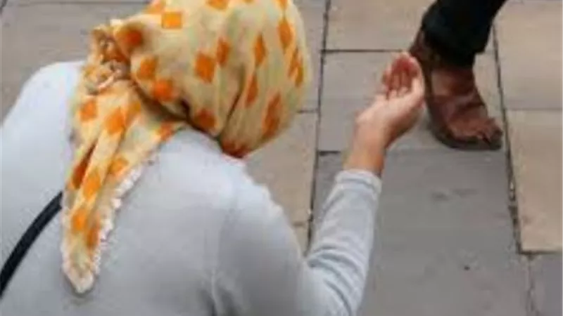 الشحات له نصف البلد ...متسولة تجنى الملايين مدعية الشلل والعجز