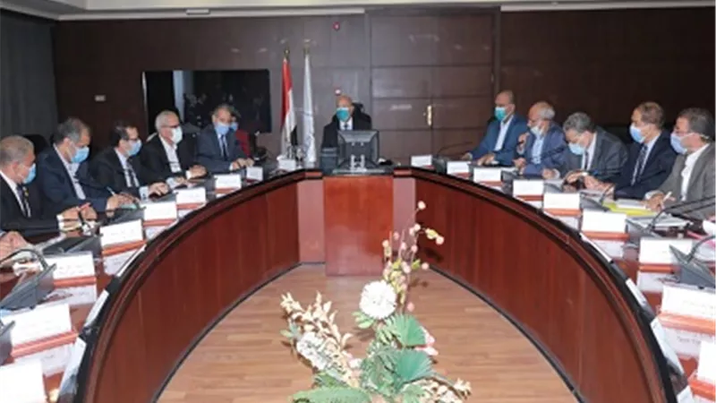 وزير النقل يترأس الإجتماع الإسبوعي للجنة نقل المرافق المتعارضة مع تطوير الطريق الدائري