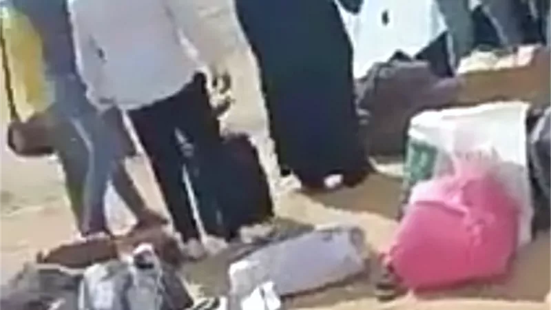 مصرع وإصابة 10 ركاب فى حادث انقلاب اتوبيس عام بالوادى الجديد.. بالصور