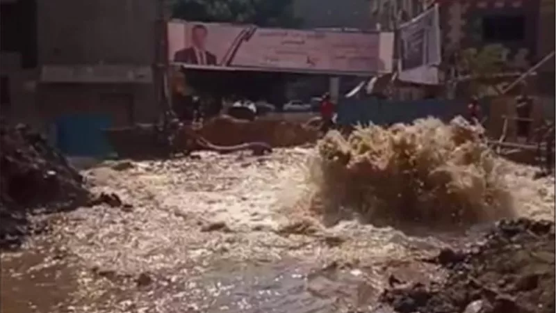 توقف حركة المرور بحدائق القبة بسبب كسر ماسوره مياه