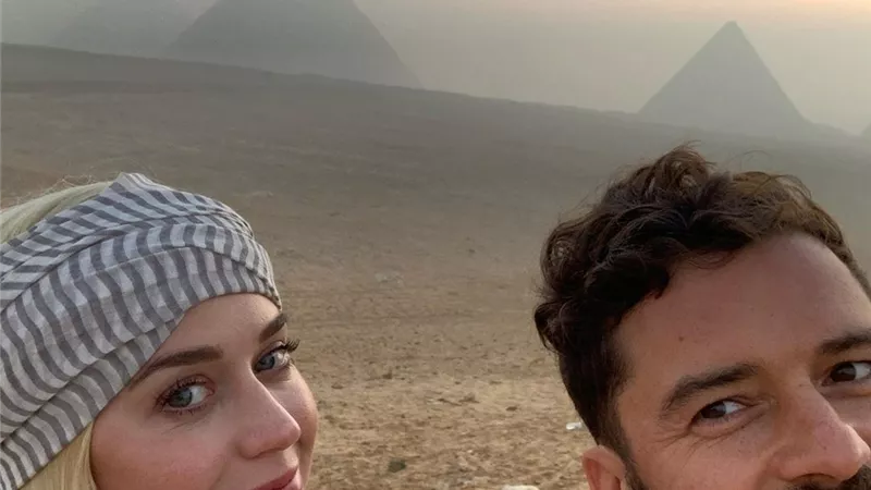 أورلاندو بلوم يحتفل بعيد ميلاد كاتي بيري فى الأهرامات.. صور