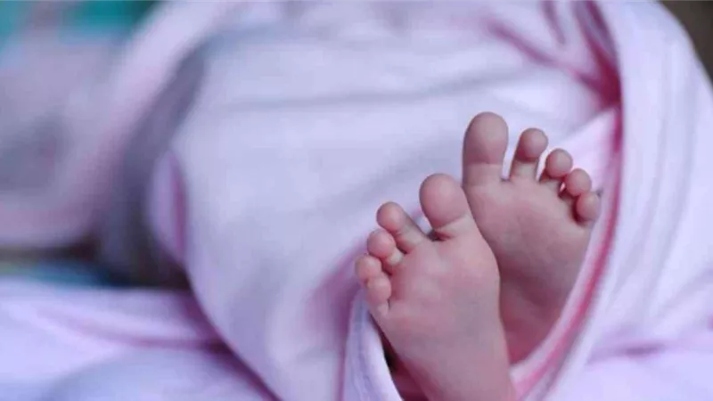 مات جوعا .. وفاة رضيع تركه والديه 9 أيام بمفرده في مسكن الزوجية