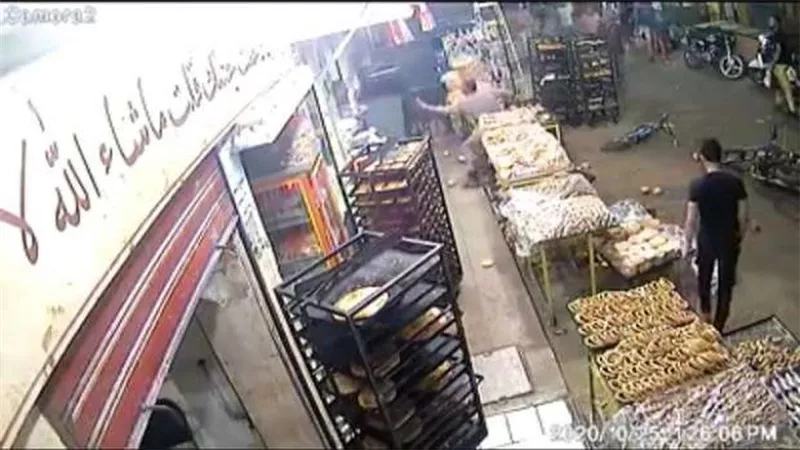 «جريمة بشعة».. مسن يتخلص من شقيقين في دقائق بالشرابية.. فيديو