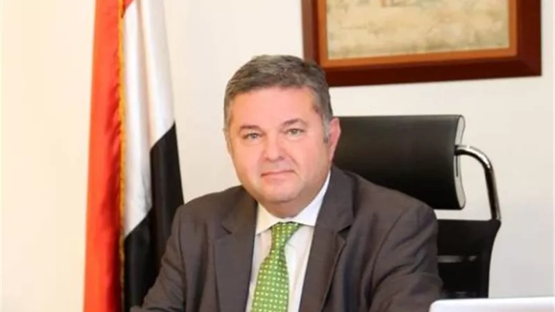 وزير قطاع الأعمال العام يجتمع بممثلي اللجان النقابية بأربع شركات تابعة للقابضة للقطن والغزل والنسيج