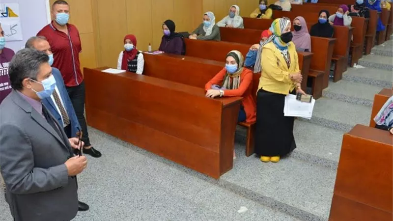 رئيس جامعة دمياط يتفقد الدراسة بالكليات