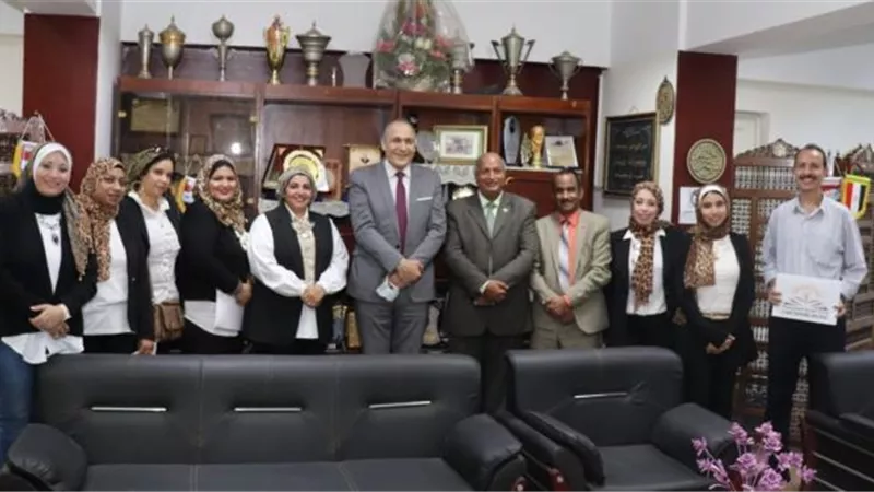 وكيل وزارة التعليم بالقاهرة يكرم فريق العلاقات العامة والإعلام بمديرية التعليم.. بالصور