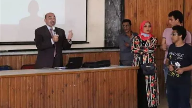 عميد تكنولوجيا الزقازيق يلتقى بطلاب علوم مالية وادارية فى لقاء تعريفى.. بالصور