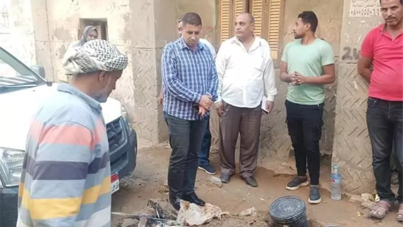 متابعة إصلاح خط المياه بكفرأحمد عبده القديم بالسويس