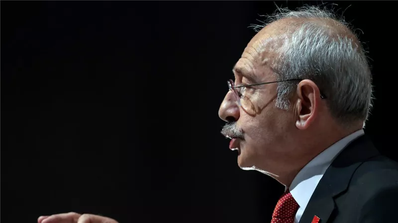زعيم المعارضة التركية لأردوغان: أحرق حقيبة زوجتك الفرنسية
