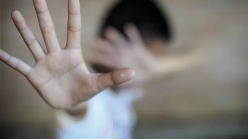 أم تضرب زميل ابنها وتصيبه بإرتجاج في المخ.. فيديو