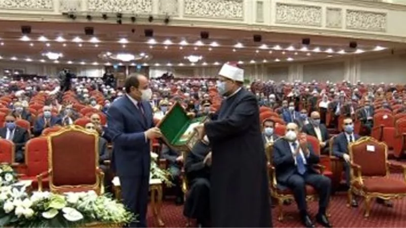 المفتى يهدى هدية تذكارية للرئيس السيسى بذكرى المولد النبوى الشريف