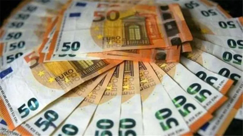 اليورو ينخفض متأثرا بمخاوف بشأن إجراءات عزل عام فرنسية