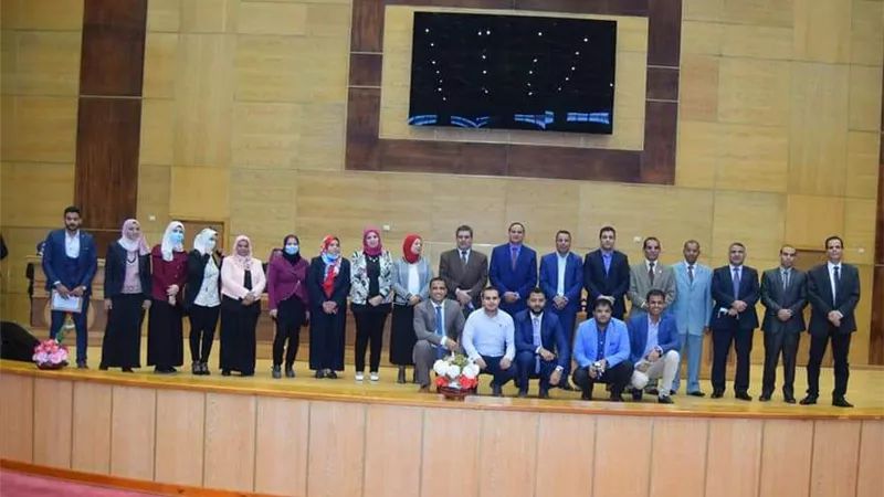 جامعة سوهاج تكرم أعضاء لجنة اختبارات قسم الإعلام والطلاب المتفوقين.صور