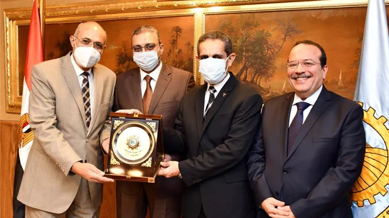 محافظ الغربية يكرم 