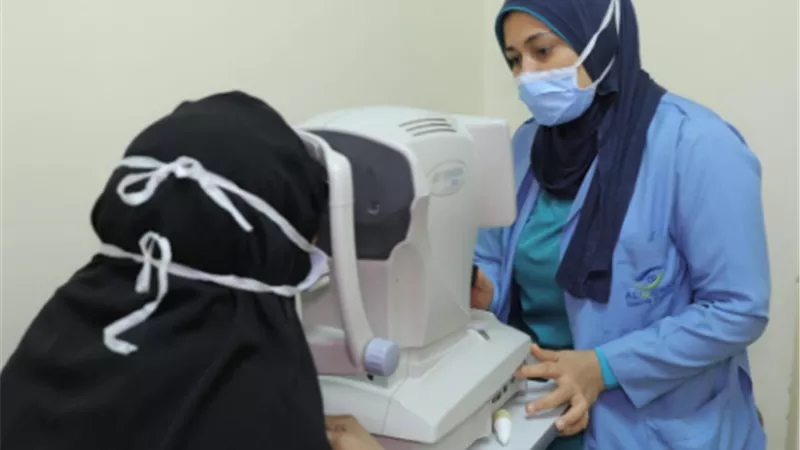 حياة كريمة وصناع الخير يجريان 59 جراحة عيون