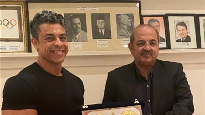 اللجنة الأولمبية تكرم محمد عصب خامس العالم لكمال الأجسام