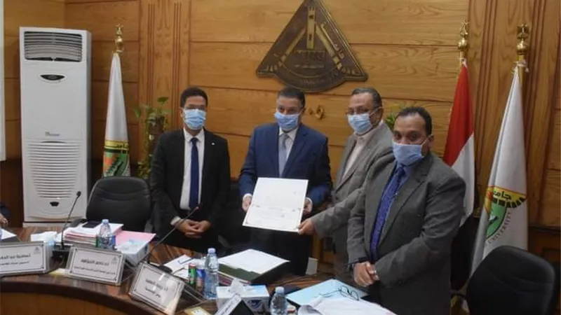 مجلس جامعة بنها يكرم المدير الأكاديمي لفرع الجامعة بالعبور