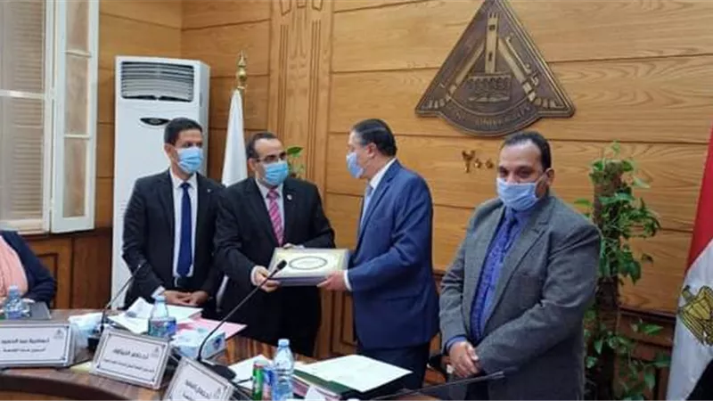 مجلس جامعة بنها يهنئ كلية الطب البيطري بتجديد الاعتماد الأكاديمي