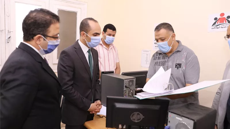 نائب محافظ سوهاج يتفقد سير العمل بإدارة خدمة المواطنين بحي الكوثر