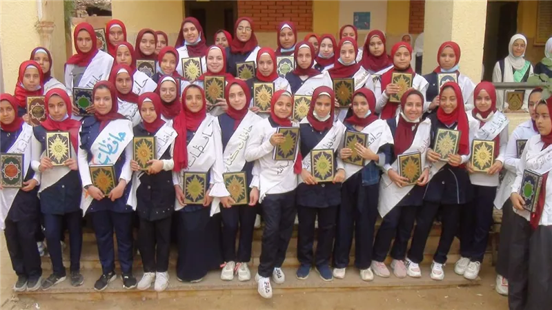 تكريم ٥٦ طالبة من المتفوقات وحافظات القرآن الكريم بمدرسة مشتهر الاعدادية
