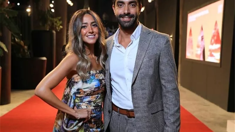 بعد تصفيفها شعره.. هند عبد الحليم برفقة زوجها على ريد كاربت