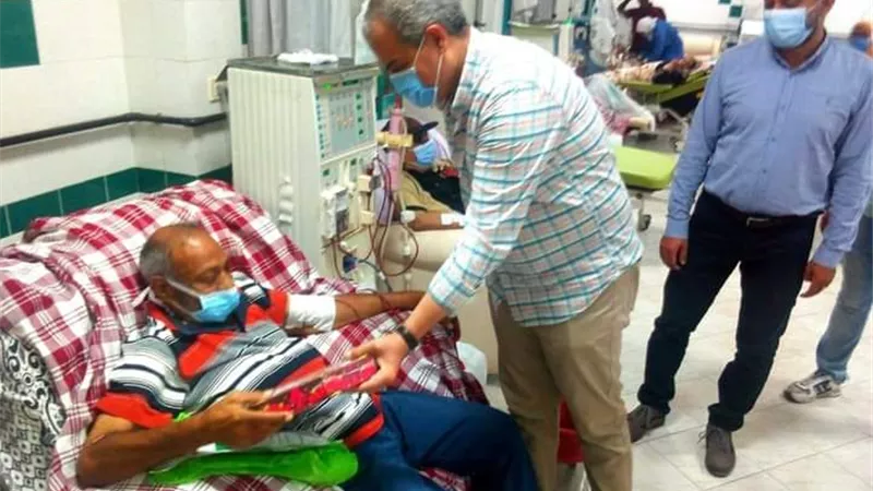 وكيل وزارة الصحة يتفقد مستشفى الغردقة العام ويهدى المرضى حلوى المولد النبوي الشريف