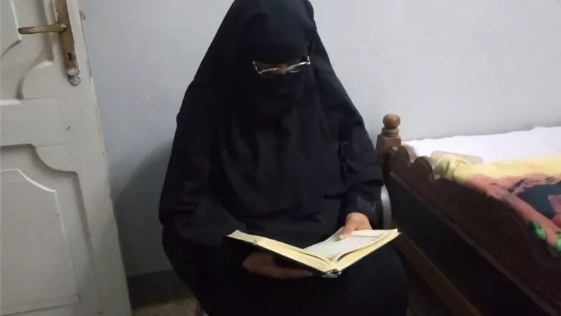 سعاد تحدت الأمية وحفظت القرآن فى الستين من عمرها