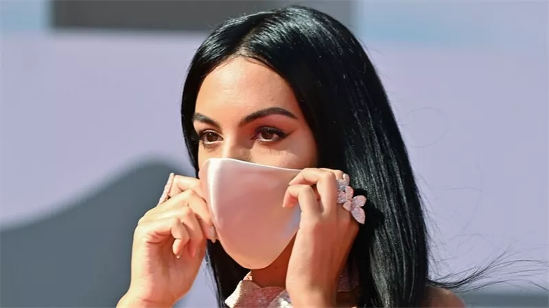 فيديو.. جورجينا تغازل رونالدو عن بعد