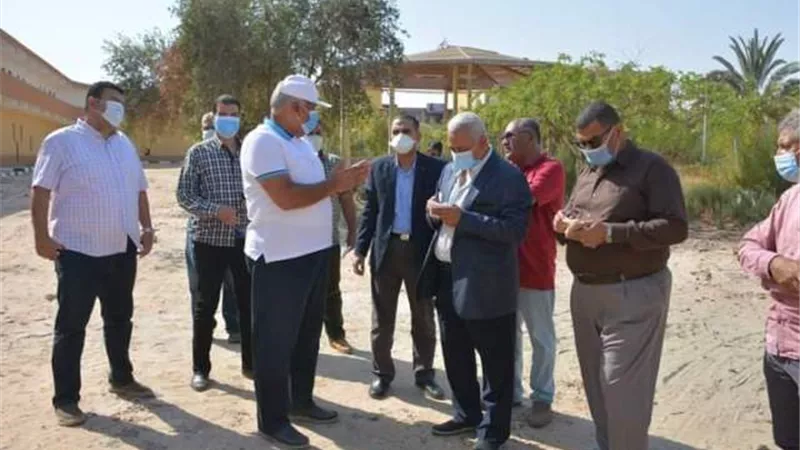 محافظ الوادي الجديد يتفقد أعمال تطوير حديقة السلام بالخارجة.صور