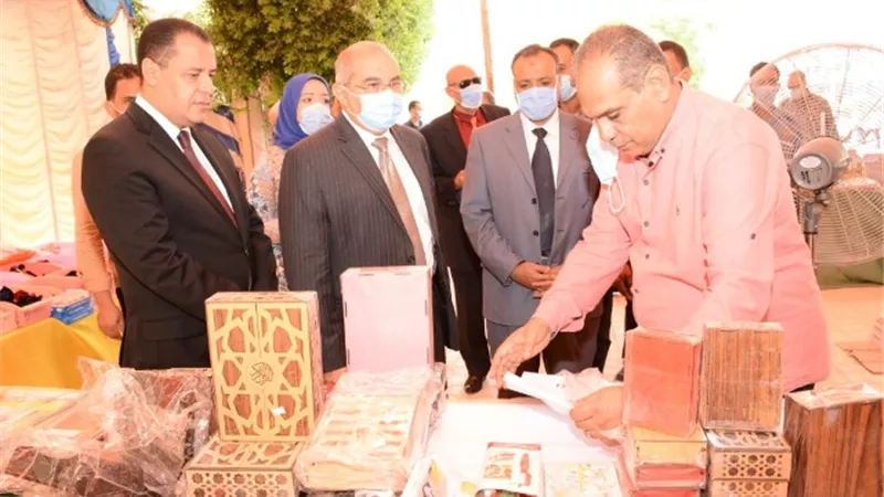 رئيس جامعة أسيوط يفتتح معرضاً لبيع المستلزمات الدراسية بأسعار مخفضة .صور