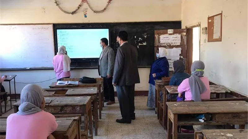 مدير عام إدارة بنها التعليمية .. يفاجئ أم المؤمنين الثانوية بنات ويؤكد رسالتنا لأعداد جيل صالح ومبدع