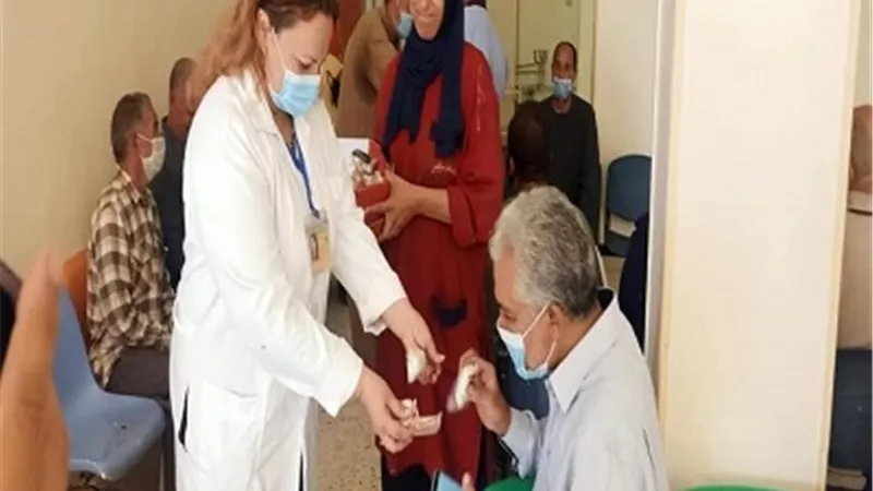 مسيحيو بنى سويف يوزعون حلوى المولد